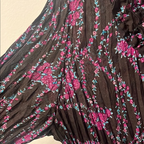 Signature by Larry Levine Ruched Bell Sleeve Black and Red Blouse - Picture 7 of 10